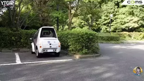 「バイクと軽自動車のいいとこ取り！ 1kmが4円で走れる街乗り最強EV「トヨタ コムス」のヤバすぎる実力」の画像