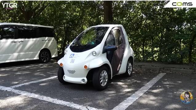 バイクと軽自動車のいいとこ取り！ 1kmが4円で走れる街乗り最強EV「トヨタ コムス」のヤバすぎる実力