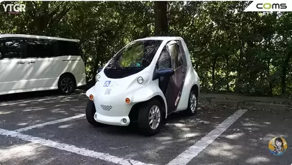 「バイクと軽自動車のいいとこ取り！ 1kmが4円で走れる街乗り最強EV「トヨタ コムス」のヤバすぎる実力」の画像
