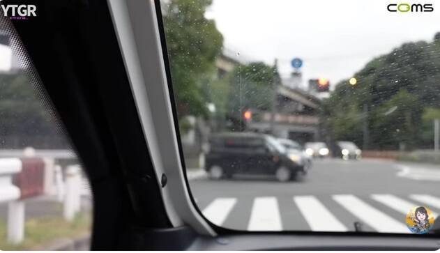 バイクと軽自動車のいいとこ取り！ 1kmが4円で走れる街乗り最強EV「トヨタ コムス」のヤバすぎる実力