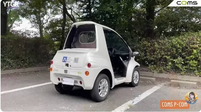 バイクと軽自動車のいいとこ取り！ 1kmが4円で走れる街乗り最強EV「トヨタ コムス」のヤバすぎる実力