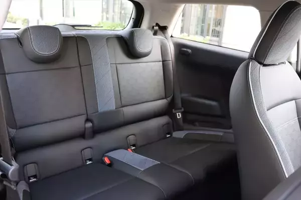 「原点回帰と最先端の融合！ EV版「MINI COOPER SE」はクラシックMINIへのオマージュを貫いた進化だ」の画像