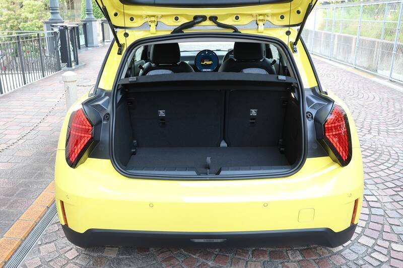 原点回帰と最先端の融合！ EV版「MINI COOPER SE」はクラシックMINIへのオマージュを貫いた進化だ