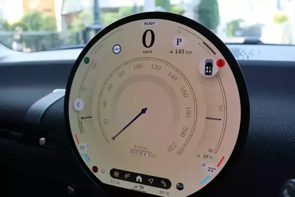 「原点回帰と最先端の融合！ EV版「MINI COOPER SE」はクラシックMINIへのオマージュを貫いた進化だ」の画像