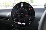 「原点回帰と最先端の融合！ EV版「MINI COOPER SE」はクラシックMINIへのオマージュを貫いた進化だ」の画像15