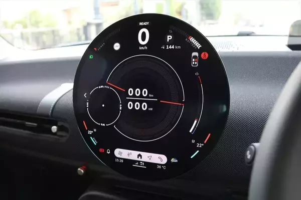 「原点回帰と最先端の融合！ EV版「MINI COOPER SE」はクラシックMINIへのオマージュを貫いた進化だ」の画像