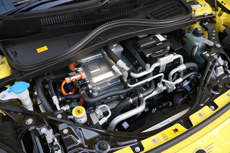 原点回帰と最先端の融合！ EV版「MINI COOPER SE」はクラシックMINIへのオマージュを貫いた進化だ