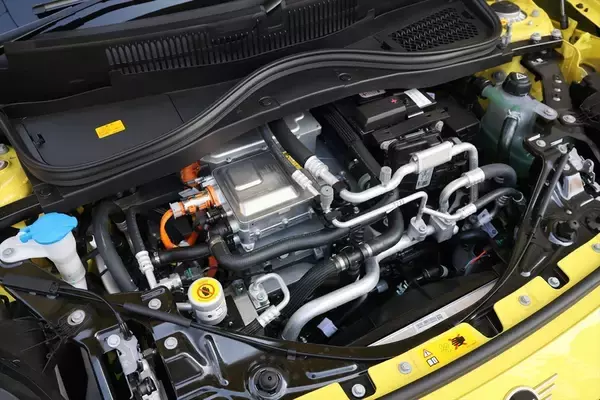 「原点回帰と最先端の融合！ EV版「MINI COOPER SE」はクラシックMINIへのオマージュを貫いた進化だ」の画像