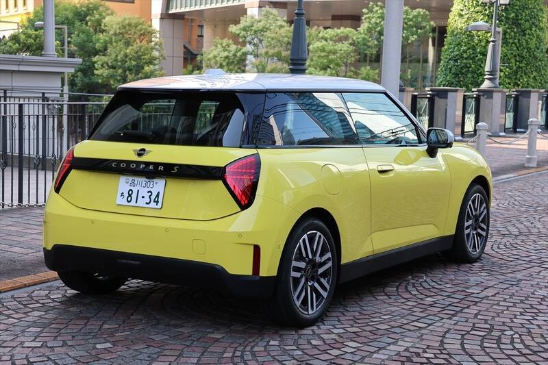 原点回帰と最先端の融合！ EV版「MINI COOPER SE」はクラシックMINIへのオマージュを貫いた進化だ