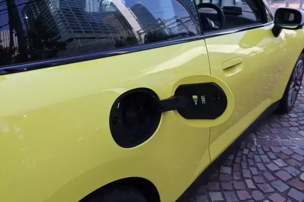 「原点回帰と最先端の融合！ EV版「MINI COOPER SE」はクラシックMINIへのオマージュを貫いた進化だ」の画像