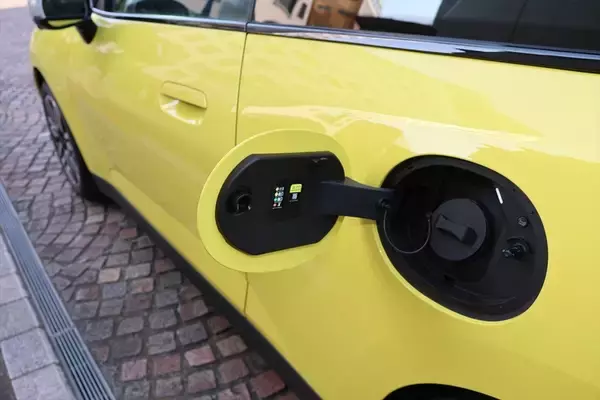 「原点回帰と最先端の融合！ EV版「MINI COOPER SE」はクラシックMINIへのオマージュを貫いた進化だ」の画像