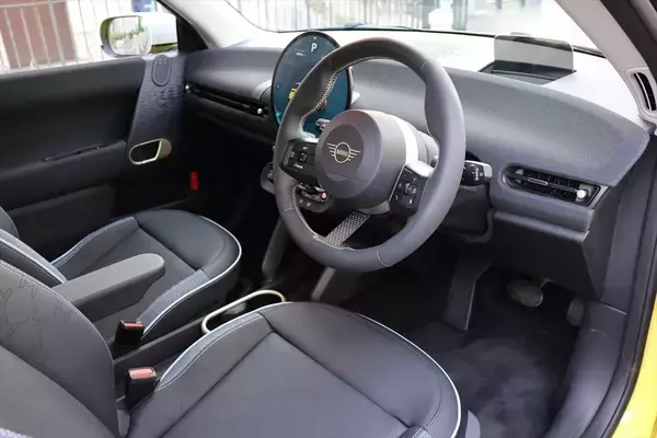 「原点回帰と最先端の融合！ EV版「MINI COOPER SE」はクラシックMINIへのオマージュを貫いた進化だ」の画像