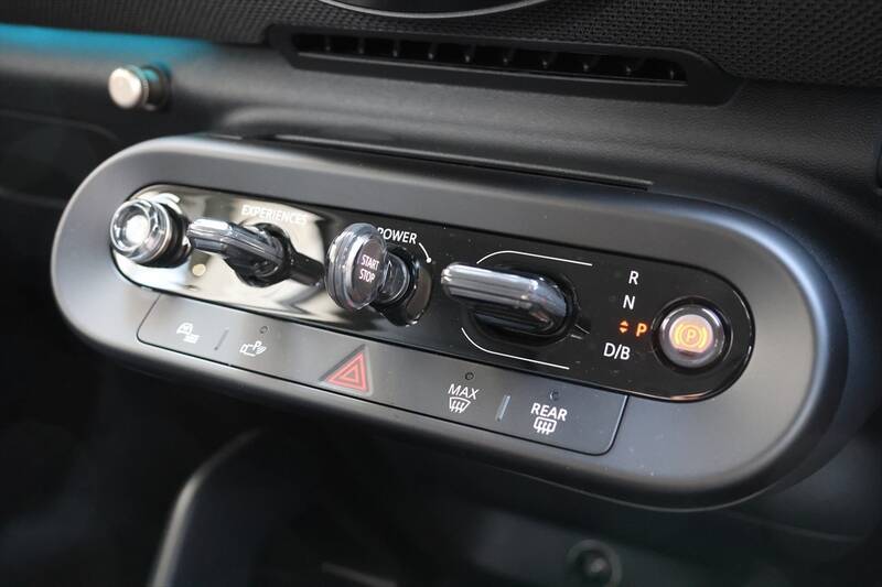 原点回帰と最先端の融合！ EV版「MINI COOPER SE」はクラシックMINIへのオマージュを貫いた進化だ