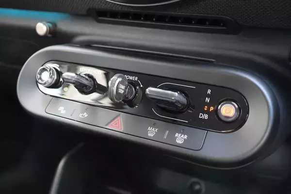 「原点回帰と最先端の融合！ EV版「MINI COOPER SE」はクラシックMINIへのオマージュを貫いた進化だ」の画像