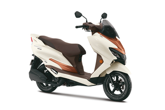 スズキの“ちょい高級スクーター”刷新！ 新型バーグマン、キーレス＆TFTで一気に今どき化