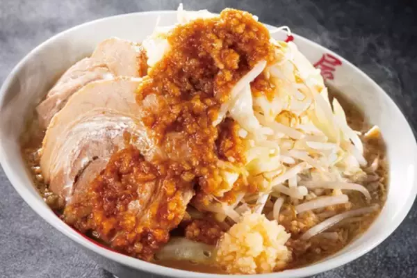 「やりすぎ！ 総重量1.5kg超の「デラックスデラックス」背脂、唐揚げ、チーズ全部盛り」の画像