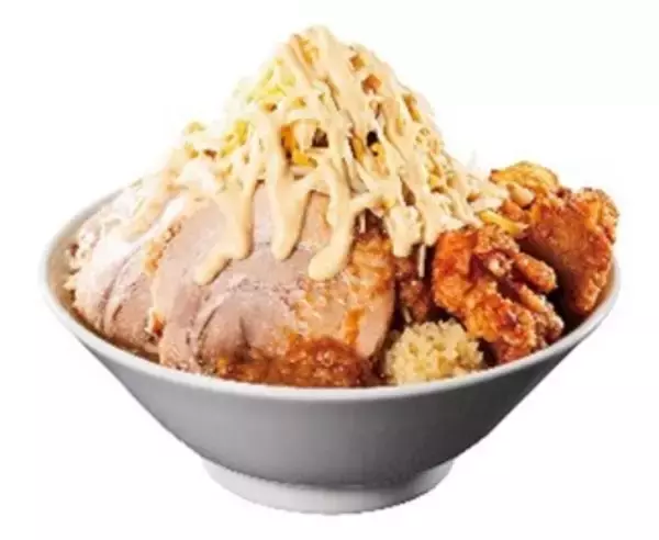 「やりすぎ！ 総重量1.5kg超の「デラックスデラックス」背脂、唐揚げ、チーズ全部盛り」の画像