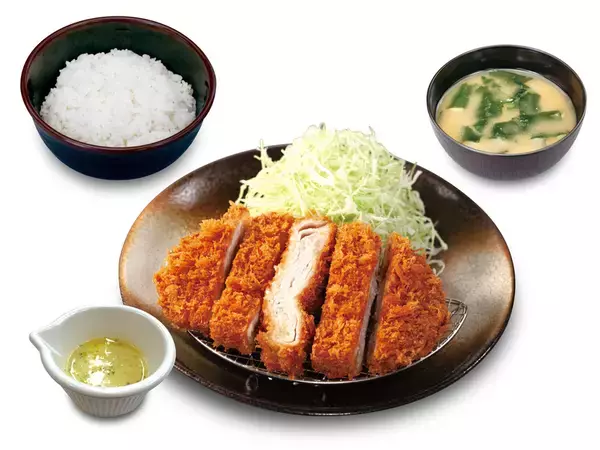 「松のや、10層の「ロースミルフィーユかつ」 が復活！ 投票1位の人気メニュー。ガリバタで“罪な味”に」の画像