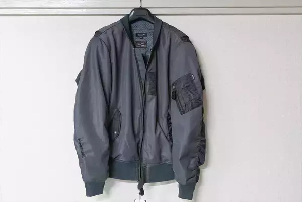 通気性の良いカワサキ×AVIREXコラボのMA-1はトム・クルーズ気分になれる