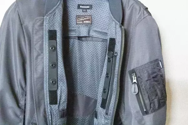 「通気性の良いカワサキ×AVIREXコラボのMA-1はトム・クルーズ気分になれる」の画像