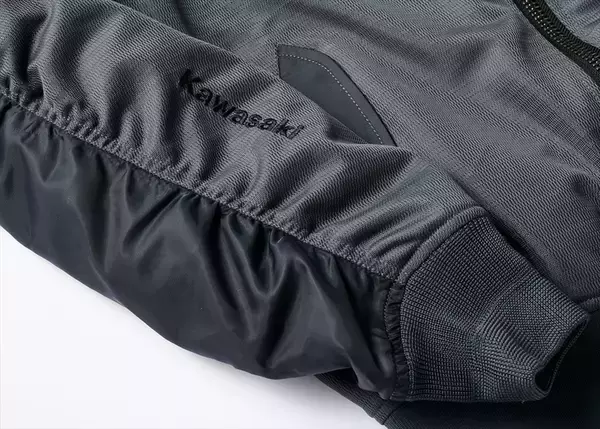 「通気性の良いカワサキ×AVIREXコラボのMA-1はトム・クルーズ気分になれる」の画像