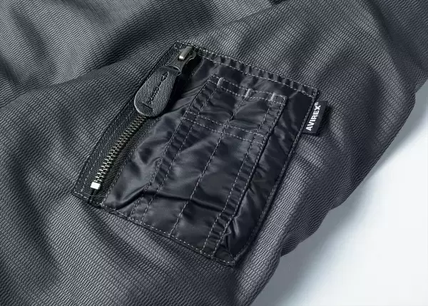 「通気性の良いカワサキ×AVIREXコラボのMA-1はトム・クルーズ気分になれる」の画像