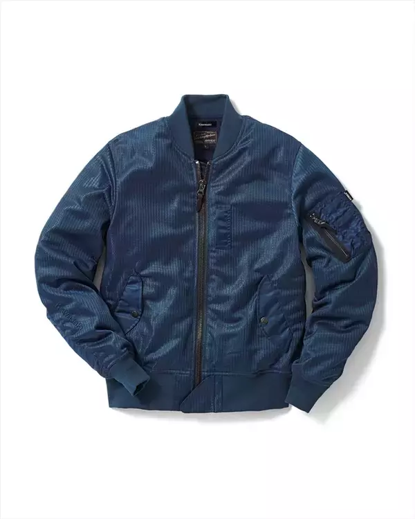 「通気性の良いカワサキ×AVIREXコラボのMA-1はトム・クルーズ気分になれる」の画像