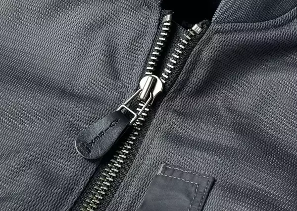 「通気性の良いカワサキ×AVIREXコラボのMA-1はトム・クルーズ気分になれる」の画像