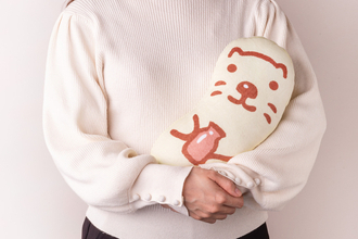 かわいい!!「東京ばな奈」ラッコクッションが当たる。縦30cm、横15cm、手元にすっぽり収まる