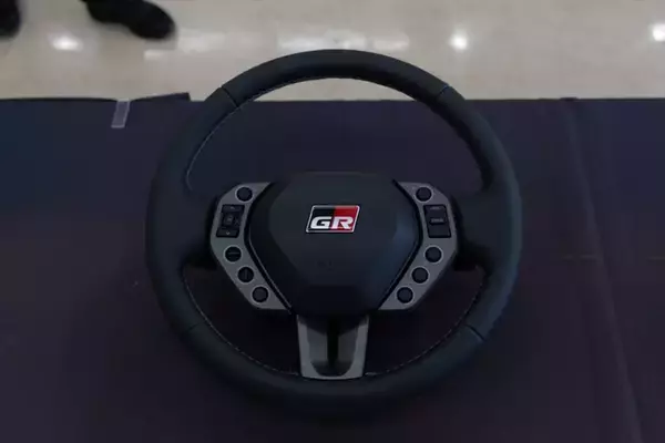 「【鼻血レベルの完成度】GRヤリスが「26式」へ進化！ ステアリングとタイヤだけのためにここまでやる!?」の画像