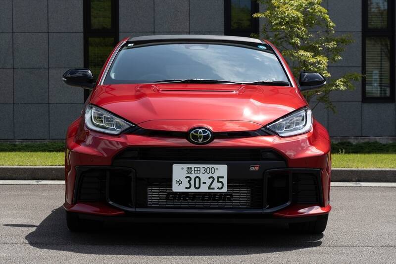 【鼻血レベルの完成度】GRヤリスが「26式」へ進化！ ステアリングとタイヤだけのためにここまでやる!?