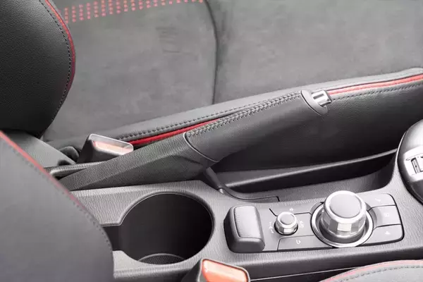 「さよならMAZDA2。消えゆくマツダの看板小型車は「今こそ買うべき最強のホットハッチ」だった」の画像
