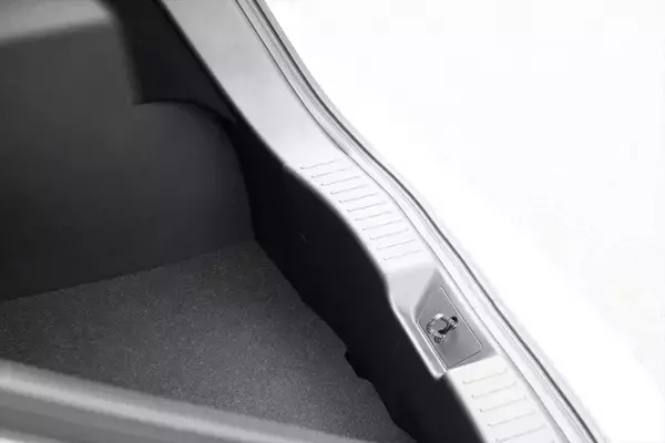「さよならMAZDA2。消えゆくマツダの看板小型車は「今こそ買うべき最強のホットハッチ」だった」の画像