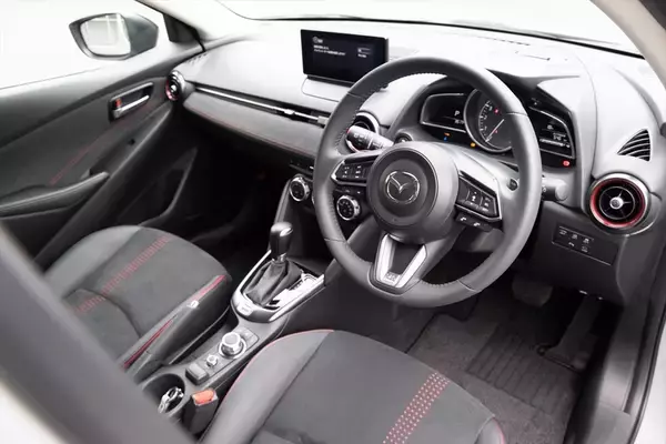 「さよならMAZDA2。消えゆくマツダの看板小型車は「今こそ買うべき最強のホットハッチ」だった」の画像