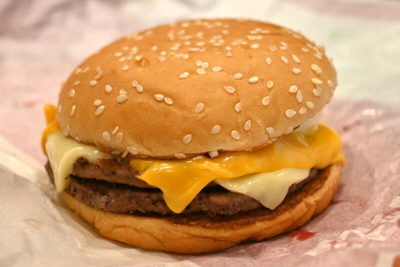 【夜マック限定】「チーチー倍月見」本日発売！ ビーフ2枚×チーズ2枚