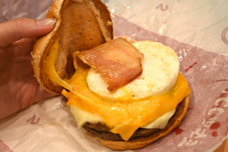 【夜マック限定】「チーチー倍月見」本日発売！ ビーフ2枚×チーズ2枚