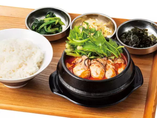 「アツアツ「牡蠣」のスンドゥブが登場！ 冬が旬の「セリ」と一緒に楽しむ」の画像