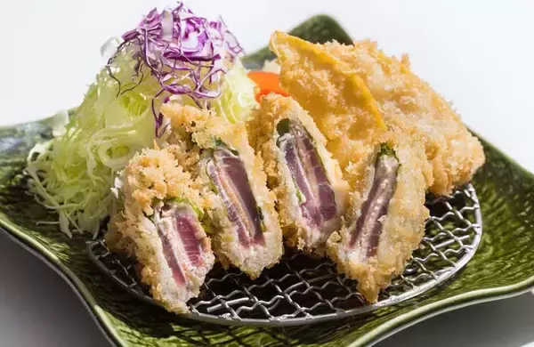 初ガツオの季節！ ⼤⼾屋「かつおの梅はさみ揚げ」「鰹のたたき小丼」期間限定で発売