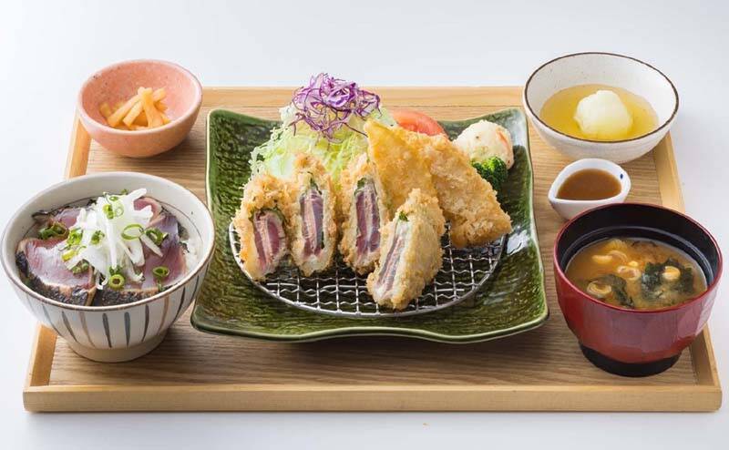 初ガツオの季節！ ⼤⼾屋「かつおの梅はさみ揚げ」「鰹のたたき小丼」期間限定で発売