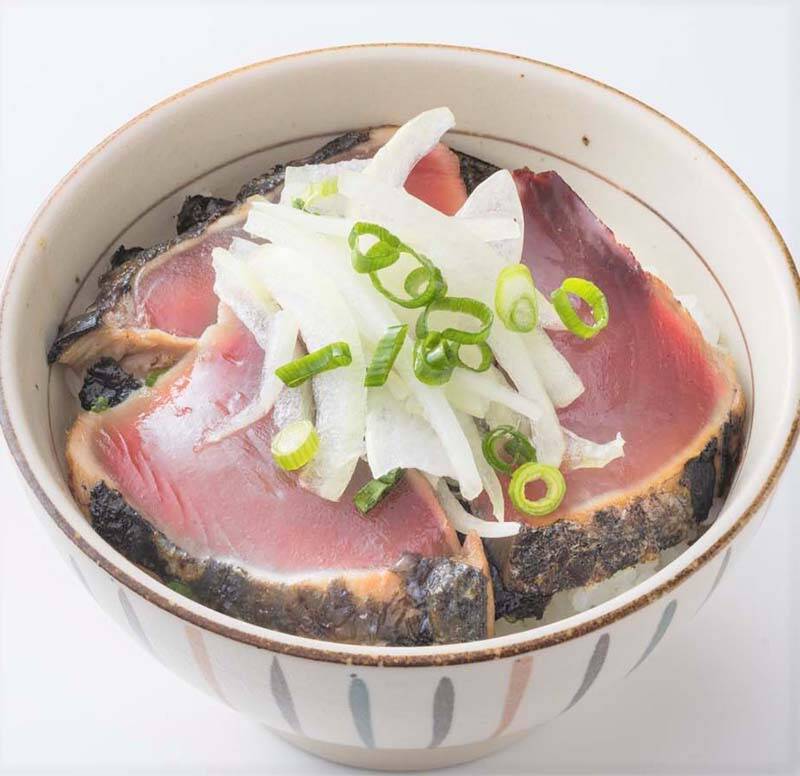 初ガツオの季節！ ⼤⼾屋「かつおの梅はさみ揚げ」「鰹のたたき小丼」期間限定で発売