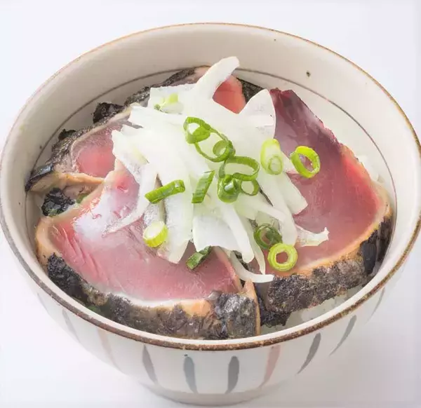 「初ガツオの季節！ ⼤⼾屋「かつおの梅はさみ揚げ」「鰹のたたき小丼」期間限定で発売」の画像