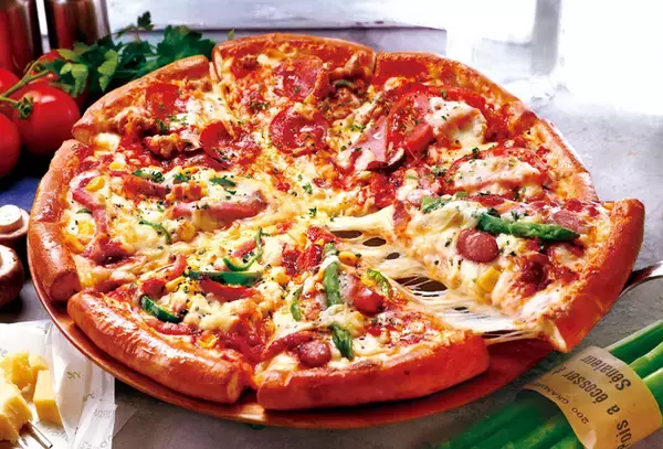 「1990年代の人気ピザが集結した「ナインティーズクォーター」ピザーラ復刻ピザ第1弾」の画像