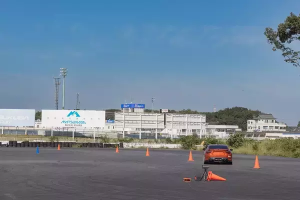 「脳トレはレースのタイムアップに繋がるのかをKDDIが筑波サーキットで実証実験！」の画像