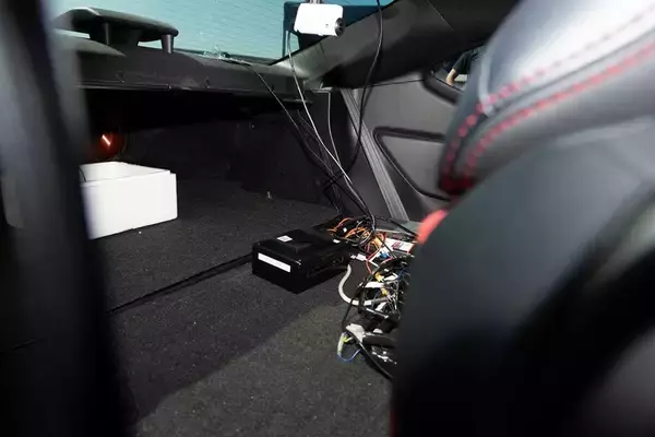 「脳トレはレースのタイムアップに繋がるのかをKDDIが筑波サーキットで実証実験！」の画像