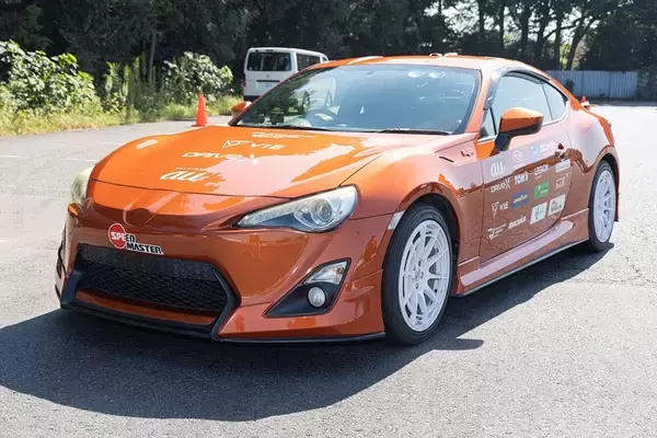 「脳トレはレースのタイムアップに繋がるのかをKDDIが筑波サーキットで実証実験！」の画像