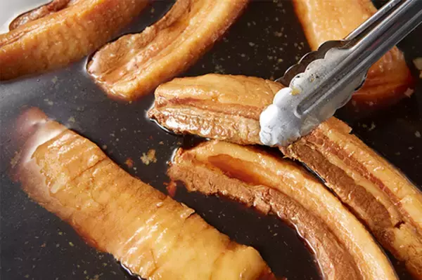 「とにかく肉！ ラーメン坂内でメガ盛り＆デカ盛り「焼豚まみれ祭」5日間限定で開催」の画像