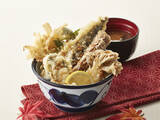 「天丼てんや「秋天丼」は秋刀魚の天ぷらがそびえ立つ」の画像2