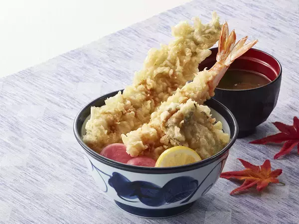 「天丼てんや「秋天丼」は秋刀魚の天ぷらがそびえ立つ」の画像