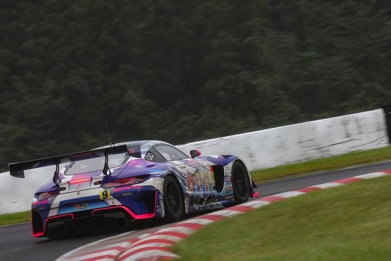 雨で予選中止のSUPER GT 第6戦！ ウェット路面でグランツーリスモ王者の冨林が粘りの走り