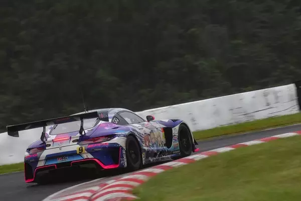 「雨で予選中止のSUPER GT 第6戦！ ウェット路面でグランツーリスモ王者の冨林が粘りの走り」の画像